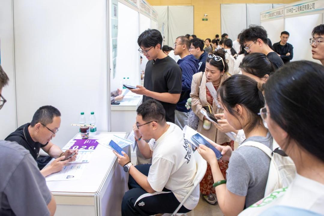 学校成功举办“百日冲刺”促就业行动暨2026届就业&2027届实习双选会